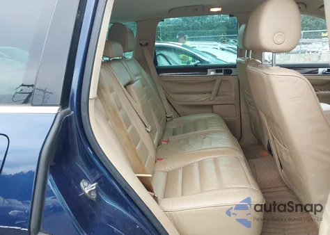 2004 Volkswagen Touareg V8 z USA, uszkodzony, nr VIN WVGCM77L64D057212